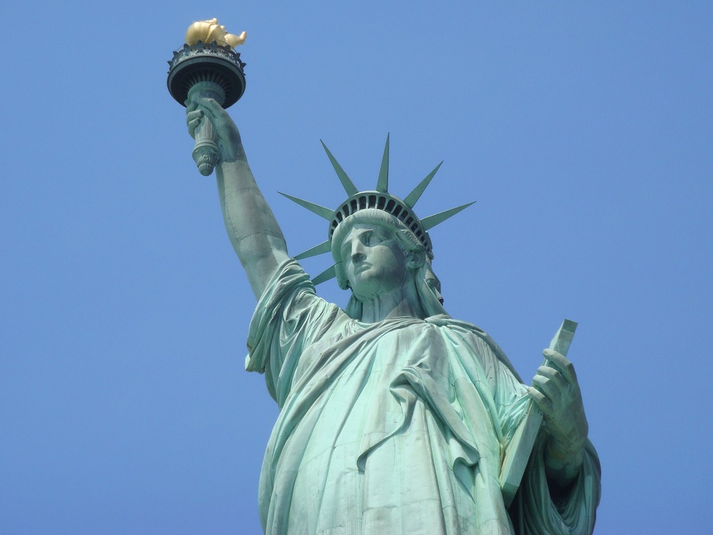 Photo of the Statue of Liberty holding her torch